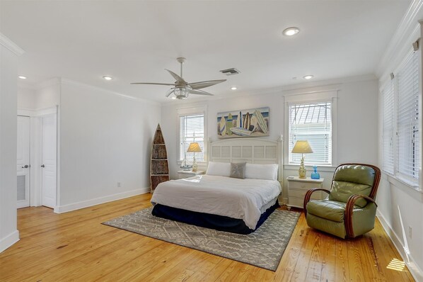 4 bedrooms, iron/ironing board, free WiFi, bed sheets