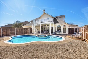 Outdoor pool - GREAT DEAL! Huge and Stylish Lake View House in Rowlett (Rowlett)