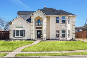 Exterior - GREAT DEAL! Huge and Stylish Lake View House in Rowlett (Rowlett)