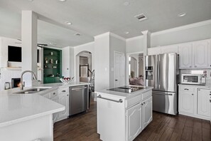 Kjøleskap, mikrobølgeovn, ovn og kokeplater