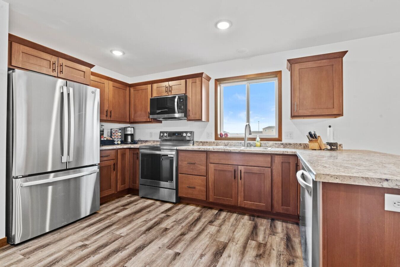 Kjøleskap, mikrobølgeovn, ovn og kokeplater