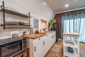 Kjøleskap, mikrobølgeovn, kokeplater og kaffetrakter/tekoker