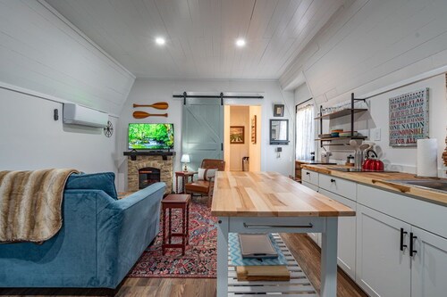 1 BR / 1 BA - Walk to the park, restaurants, breweries & shops in town!