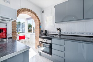 Réfrigérateur, micro-ondes, four, cafetière/bouilloire