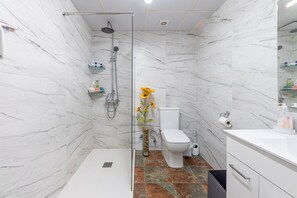 Shower, hair dryer, towels - Esmeralda Sea View La Cala de Mijas (La Cala de Mijas)