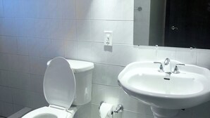 Ein Badezimmer mit Toilette, Bidet und Waschbecken.