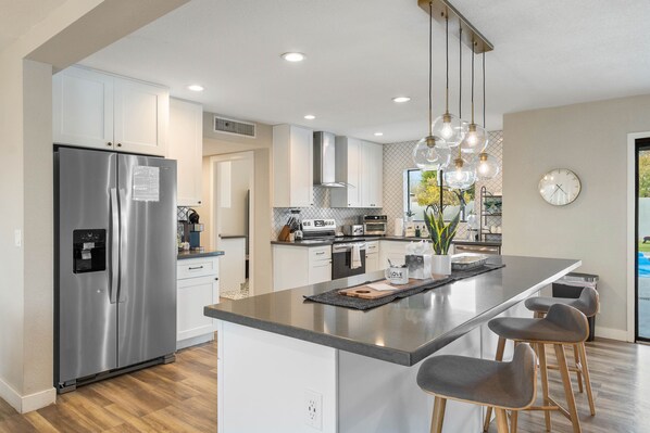 冷蔵庫、電子レンジ、オーブン、コンロ