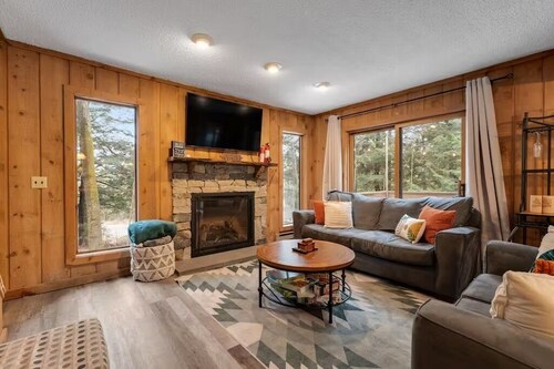 Charming 3-bedroom cabin w/ fire place