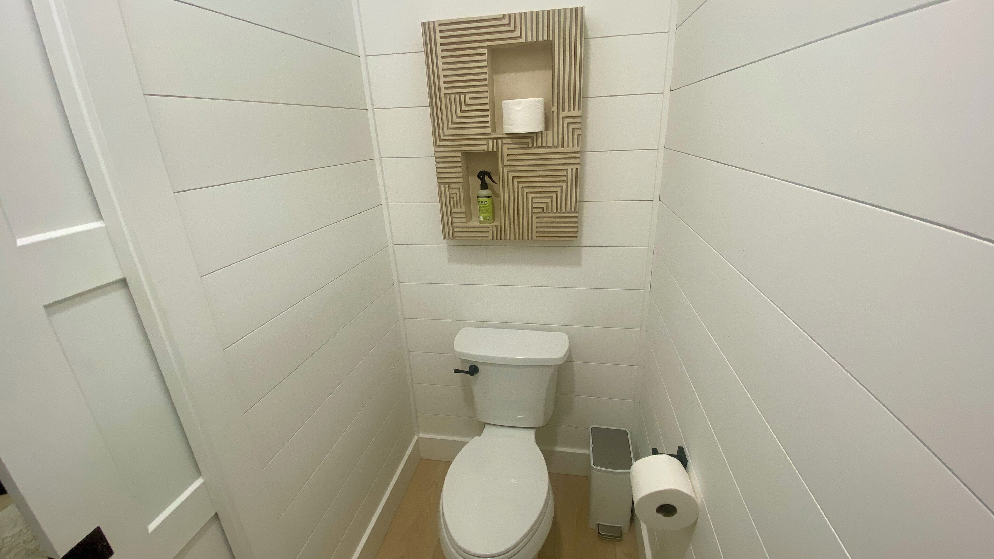 Sèche-cheveux, serviettes fournies, savon, shampoing