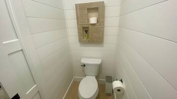 SĂšche-cheveux, serviettes fournies, savon, shampoing