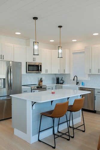 Charming and private cottage walkable to airport, hospital, pool, and downtown.