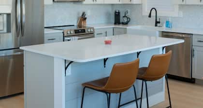 Charming and private cottage walkable to airport, hospital, pool, and downtown.