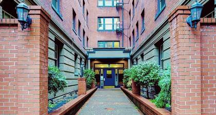 Stylish 1BR condo in historic building- premium location in Nob Hill NW Alphabet