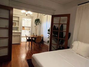 1 chambre, bureau, fer et planche à repasser, lit de bébé portatif