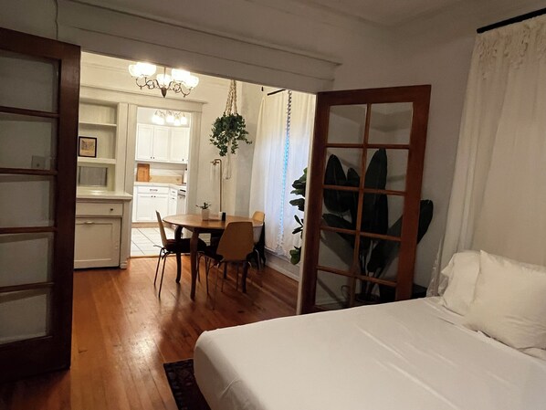 1 chambre, bureau, fer et planche à repasser, lit de bébé portatif