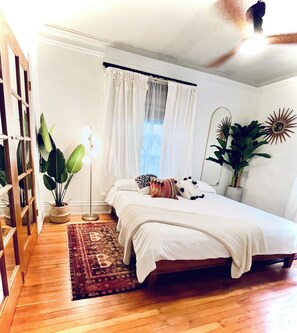 1 chambre, bureau, fer et planche à repasser, lit parapluie