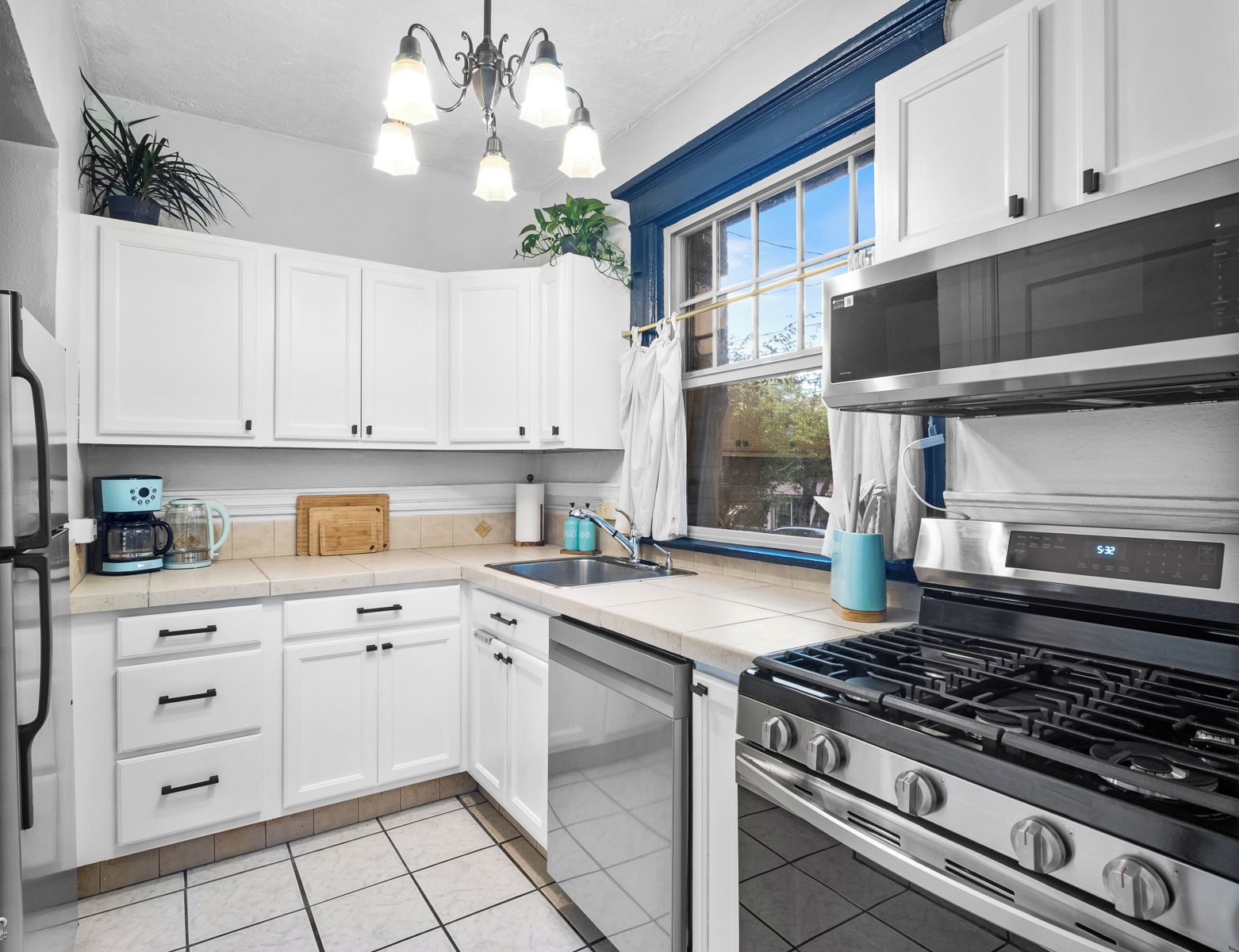 Coffee/tea maker, fridge, microwave, oven