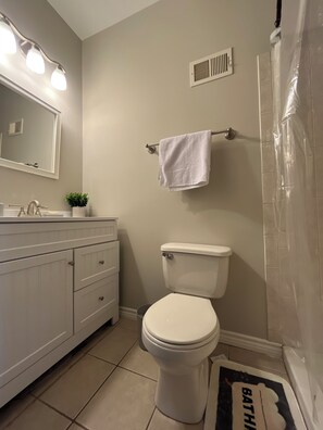 Serviettes fournies, papier toilette