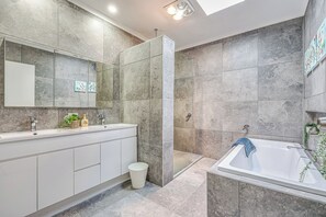 Interior detail - StayAU Gorgeous 5BR BBQ Home Geelong (Leopold)