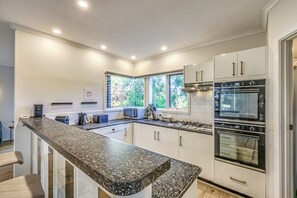 Interior detail - StayAU Gorgeous 5BR BBQ Home Geelong (Leopold)