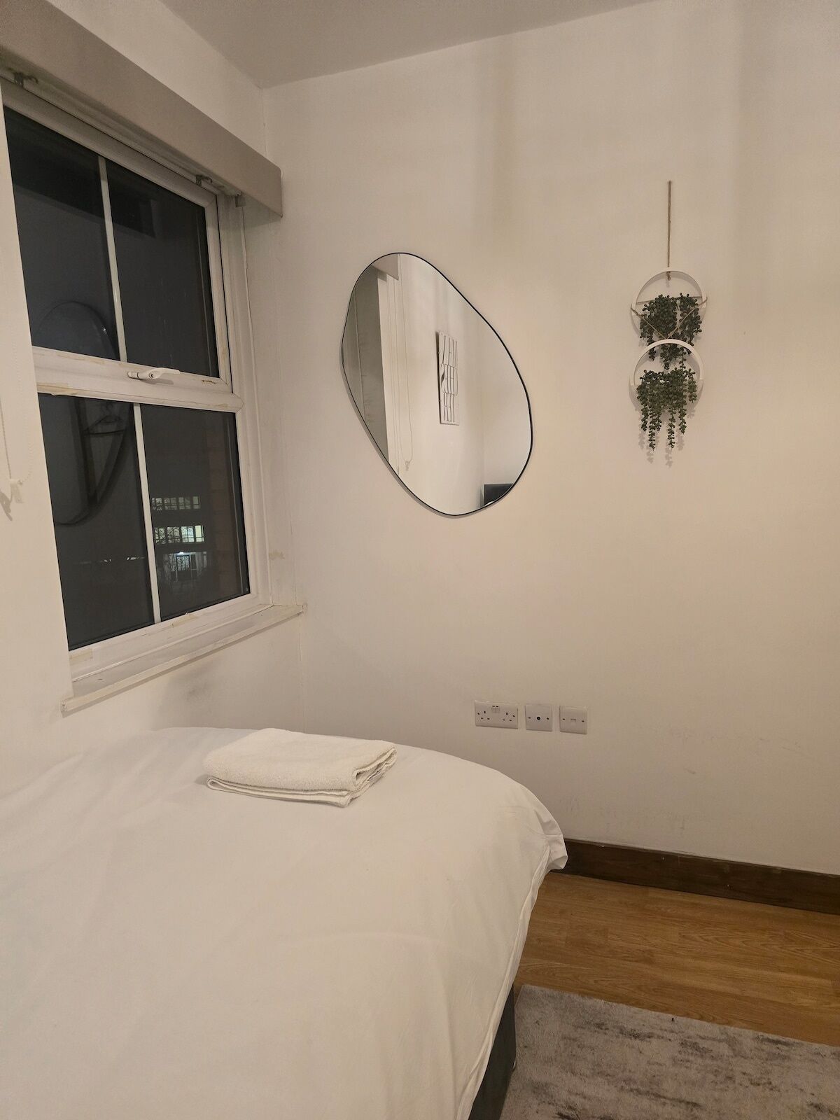 2 slaapkamers, een strijkplank/strijkijzer, internet, beddengoed