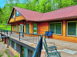 Terrace/patio - Yellow River Lodge 6-bedroom cabin w/Pool &Hot Tub & Pool Table (Waterville)