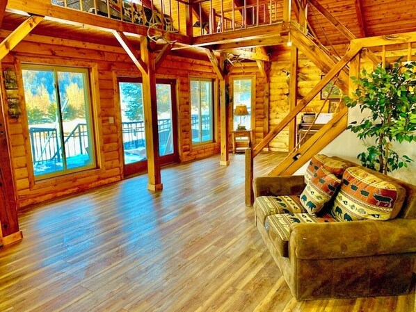 TV, fireplace - Yellow River Lodge 6-bedroom cabin w/Pool &Hot Tub & Pool Table (Waterville)