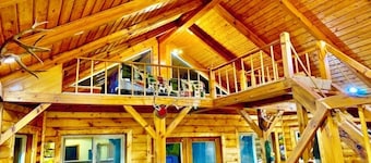 Yellow River Lodge 6-bedroom cabin w/Pool &Hot Tub & Pool Table
