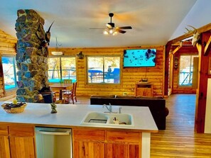 Interior - Yellow River Lodge 6-bedroom cabin w/Pool &Hot Tub & Pool Table (Waterville)