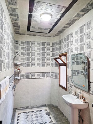 Luxury Double or Twin Room, Garden View | Bathroom | Shower, free toiletries, hair dryer, towels - Hôtel & Restaurant Villa des étoiles (Ourika)