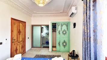 Deluxe Double or Twin Room, Garden View | 1 bilik tidur, peralatan tempat tidur premium, peti besi dalam bilik