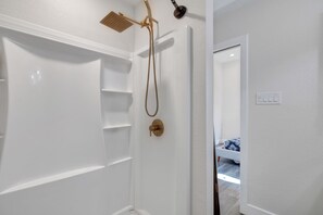 Shower, hair dryer, towels, soap - Charming Green Cottage in Shepherd, TX (Shepherd)