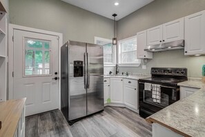 Køleskab, mikrobølgeovn, ovn, kogeplade