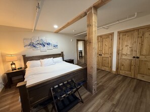 2 bedrooms, desk, WiFi, bed sheets