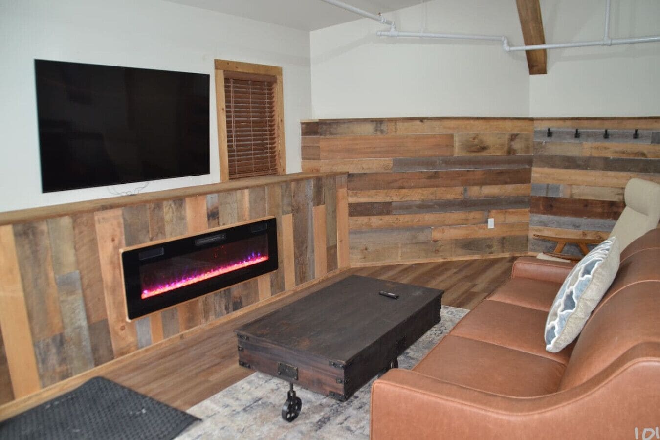 Smart TV, fireplace, ping pong