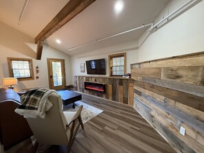 TV connectée, cheminée, table de tennis de table