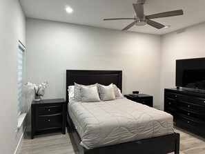 4 bedrooms, WiFi, bed sheets - Spacious 4-bedroom pool home with WiFi, AC in welcoming North Fort Myers (North Fort Myers)