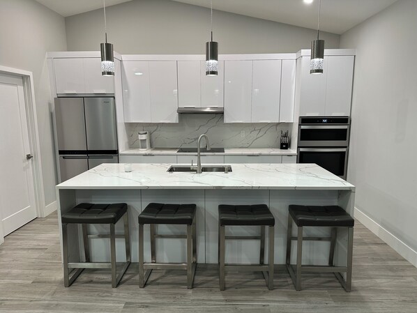 Fridge, microwave, oven, stovetop - Spacious 4-bedroom pool home with WiFi, AC in welcoming North Fort Myers (North Fort Myers)