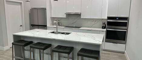 Refrigerador, microondas, horno, placa de cocina