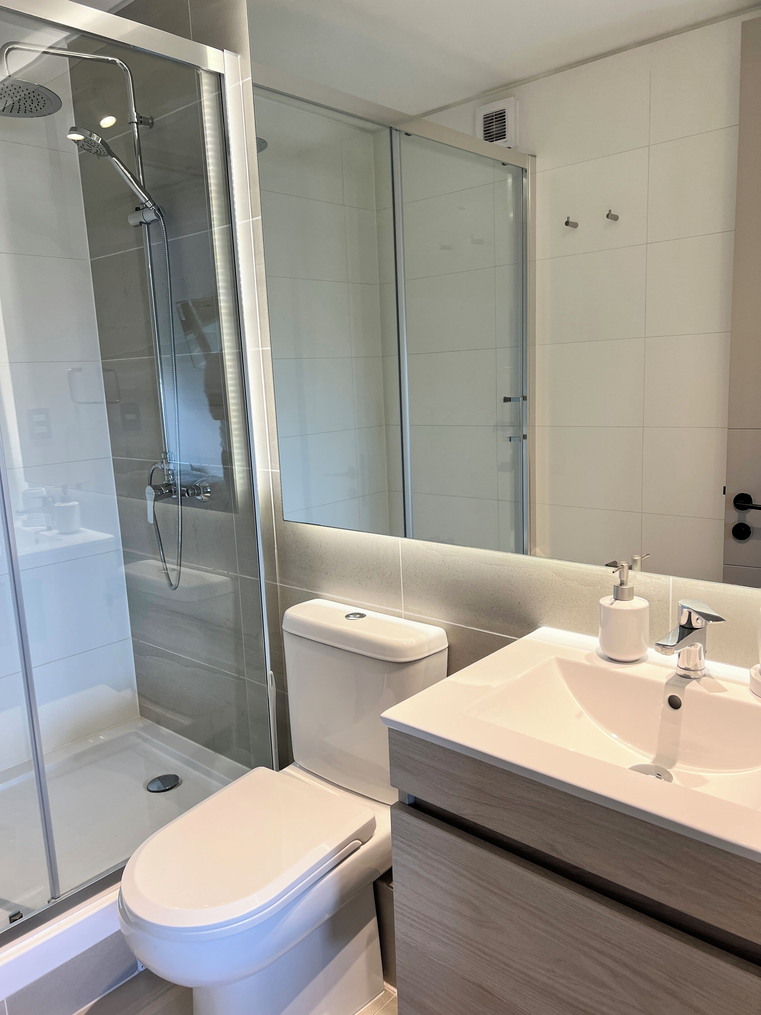 Haartrockner, Handtücher, Seife, Toilettenpapier