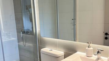 Haartrockner, Handtücher, Seife, Toilettenpapier