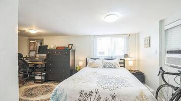 2 bedrooms, desk, iron/ironing board, WiFi