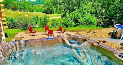 Wexford Hollow... 6 Bedroom Cabin W/Pool & Hot Tub