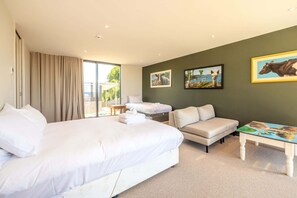 2 bedrooms, desk, iron/ironing board, WiFi