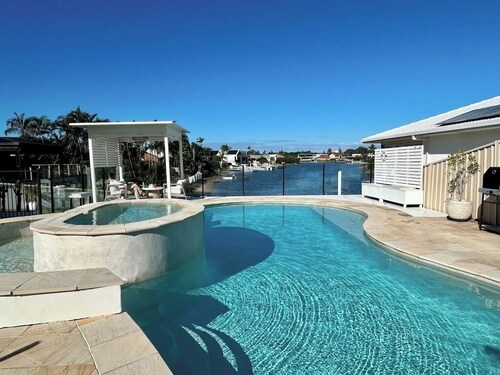 Waterfront Getaway 5Bs with 3 pools\Heated Spa\near Surf Paradise