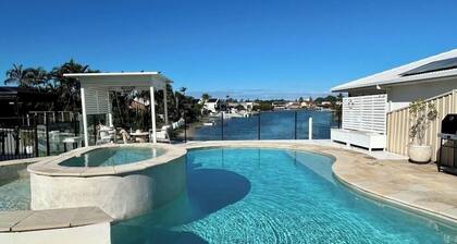 Waterfront Getaway 5Bs with 3 pools\Heated Spa\near Surf Paradise