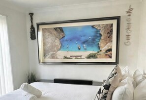 5 bedrooms, desk, iron/ironing board, travel cot