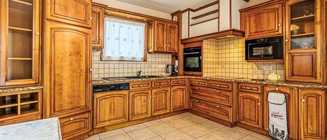 Kühlschrank, Mikrowelle, Ofen, Geschirrspüler