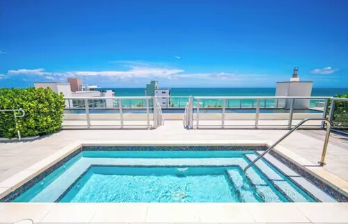 1/1 AmAzInG CoNdO@HoLLYwOod BeAcH/StEpS To SaNd /Rooftop POOL/PET Friendly!
