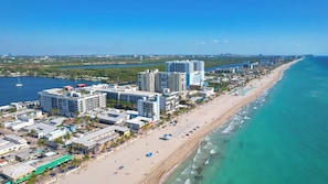 Na praia, espreguiçadeiras, toalhas de praia 